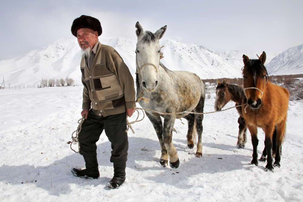Illustration. Exploration du Monde. Kirghizistan. Des chevaux et des hommes. Présenté par Vincent Robinot. 01. 2016-01-05
